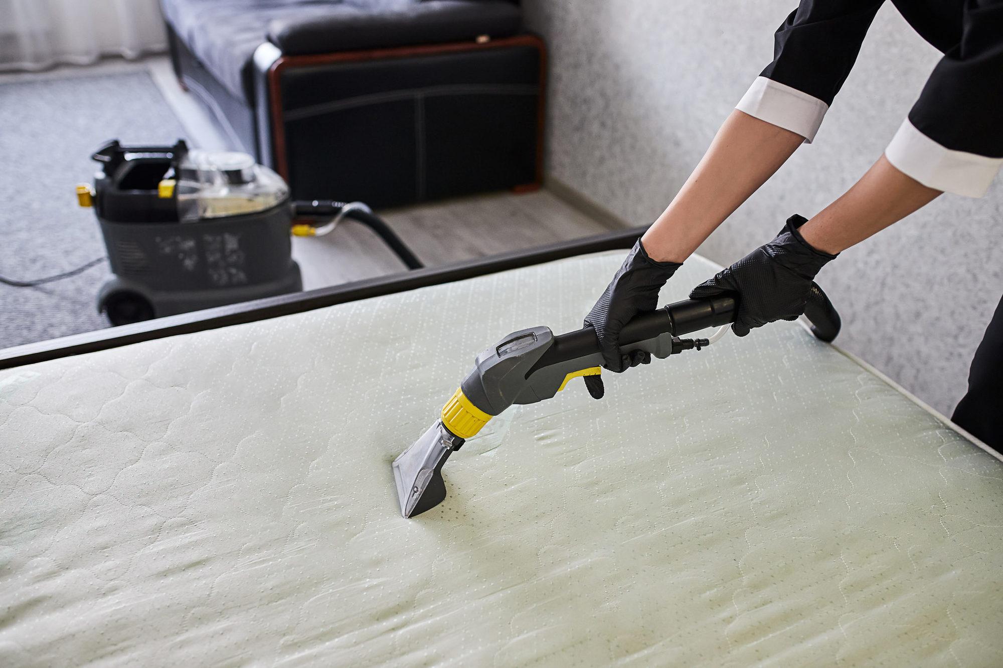 Matratze in einem hellen Schlafzimmer wird professionell gereinigt